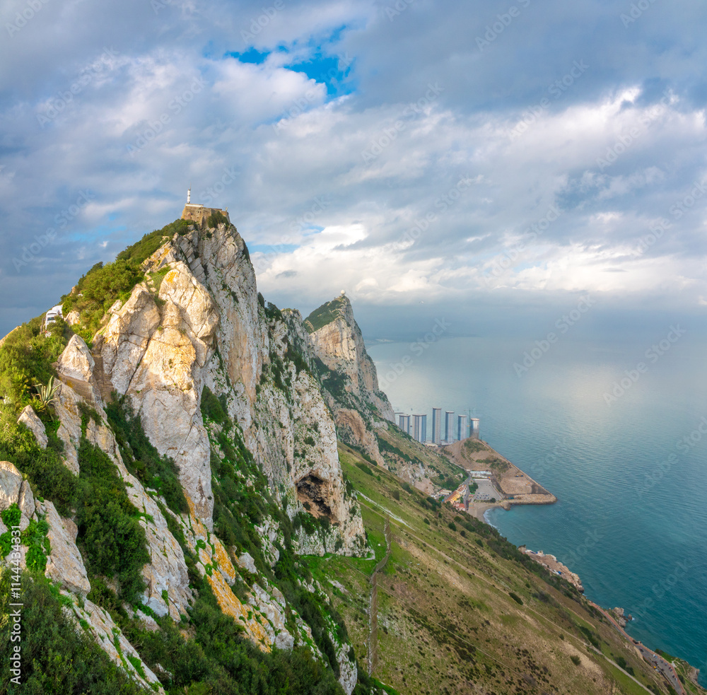 Φωτογραφία Northward view of the iconic Gilbraltar rock at the tip of the Iberian peninsula