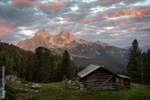 Obraz na płótnie Sunset over Mountain Lakes with Hut w salonie
