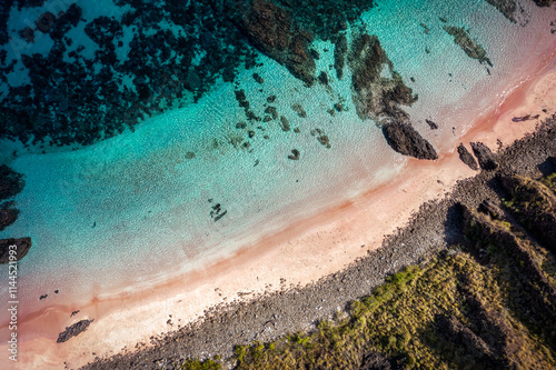 Obraz na płótnie Pink Beach on Padar Island Indonesia w salonie