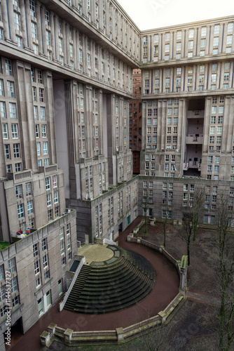 Obraz na płótnie Brutalist Architecture in Suburban Paris w salonie