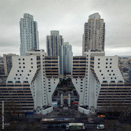 Obraz na płótnie Brutalist Architecture in Suburban Paris w salonie