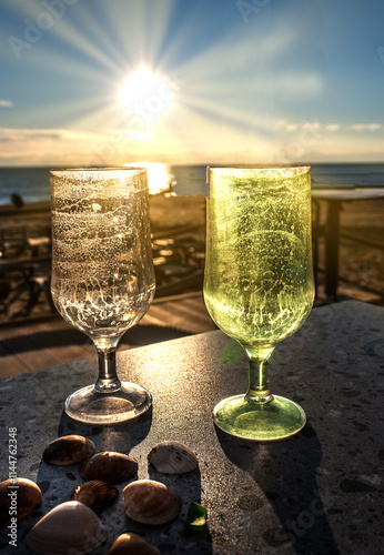 Ein Bier am Strand bei Sonnenuntergang