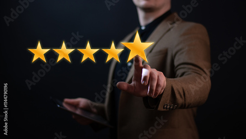 Consumers point to stars for the best satisfaction rating based on the store's service experience, customer engagement concept based on test results and product evaluation through the Internet. . photo