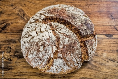 Obraz na płótnie rundes siegerbäckerbrot auf einem holztisch w salonie