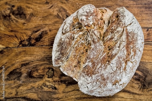Obraz na płótnie rundes weizenmischbrot auf einem holztisch mit textfreiraum w salonie