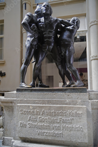 Leipzig, Figurengruppe aus Goethes Faust ,in der Mädler-Passage am Eingang zum historischen Auerbachs-Keller