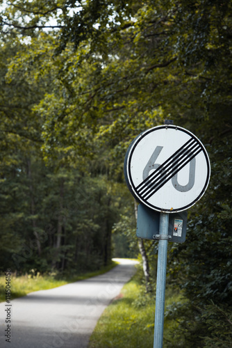 Verkehrszeichen hebt Höchstgeschwindigkeit von 60 km/h auf photo