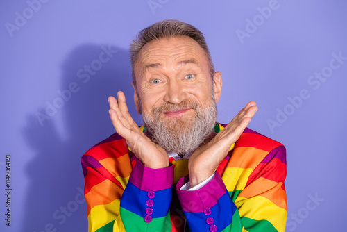фотографія Elderly man in rainbow jacket with joyful expression embodying colorful eccentri