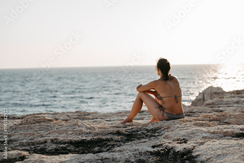 Frau im Bikini bei den weißen Felsen, Aganos, Zakynthos, Griechenland photo