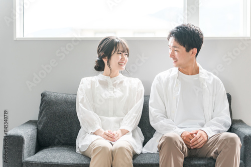 家のリビングのソファでくつろぐ夫婦・カップル・パートナー・家族
