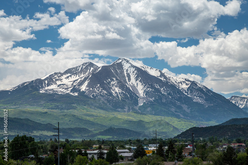 Obraz na płótnie Scenic view of a snow-capped Mt Sopris in Colorado w salonie