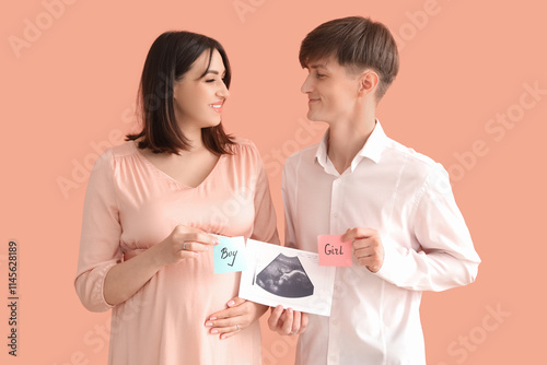 Young pregnant couple holdi...