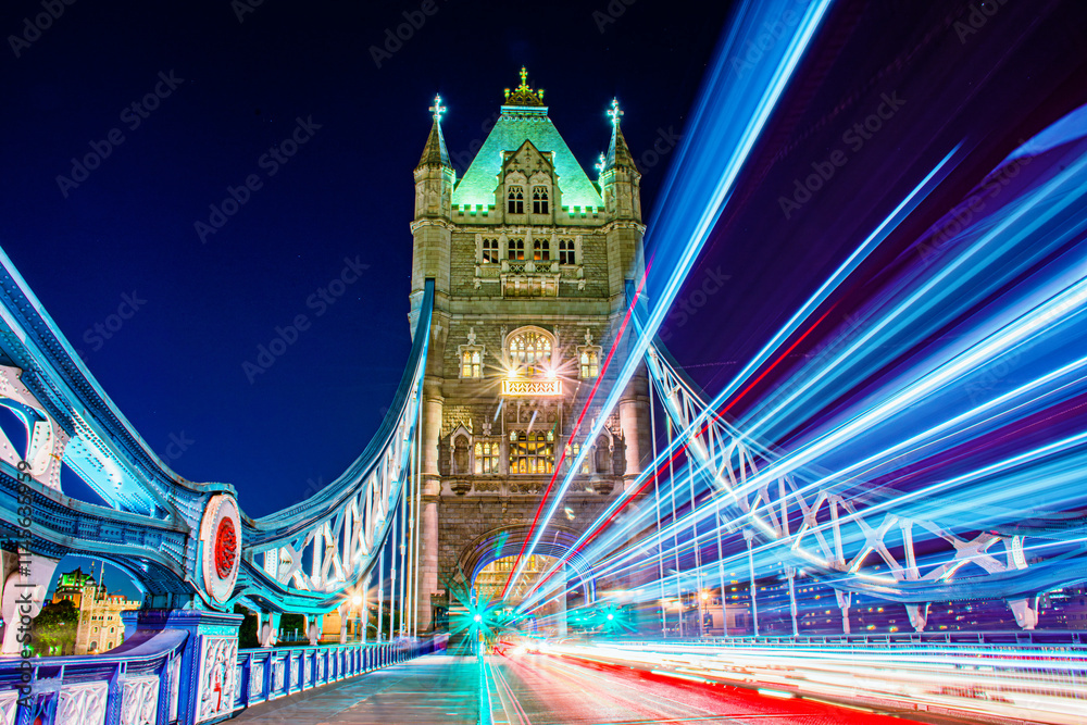 Obraz premium Tower bridge with light trails 