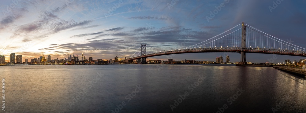 Obraz premium Panorama of the Benjamin Franklin Bridge and the skyline of Philadelphia with the Delaware River at twilight