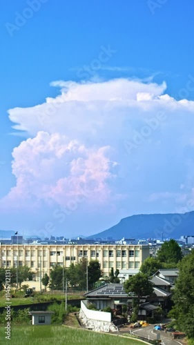 真夏の青空　入道雲と校舎　遠景に屋島（香川県）　縦動画