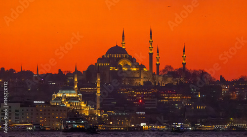 Obraz na płótnie Sunset view of the New Mosque and Suleymaniye Mosque, Bosphorus, Istanbul w salonie