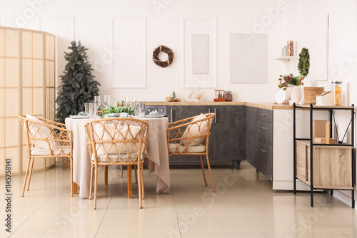 Beautiful Christmas table s...