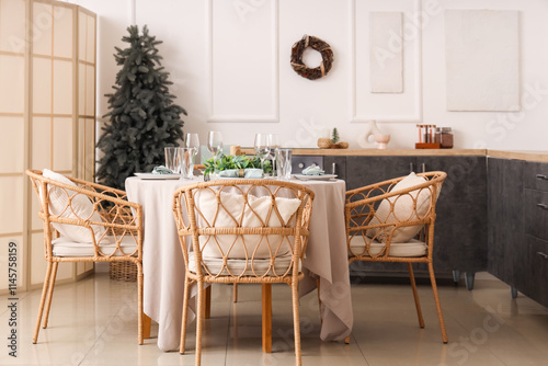 Beautiful Christmas table s...