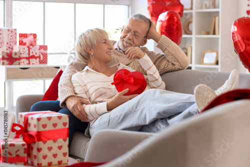 Happy mature couple with gi...