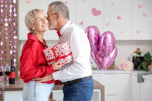 Happy mature couple with gi...