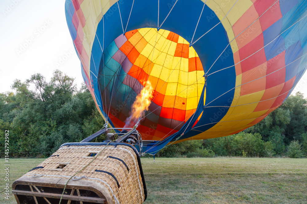 Obraz premium A hot air balloon with a fire in the bottom of it