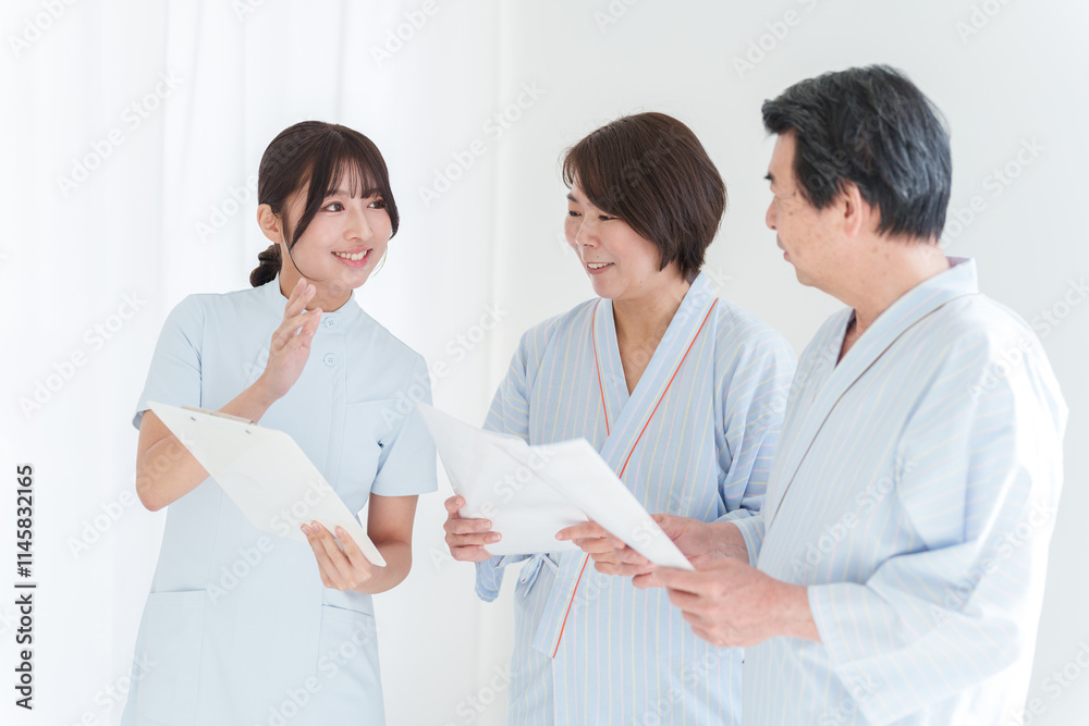 人間ドッグを受ける夫婦と看護師（健康診断・医療・患者）