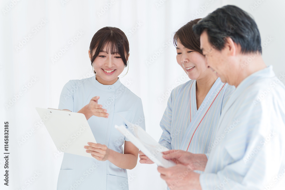 人間ドッグを受ける夫婦と看護師（健康診断・医療・患者）