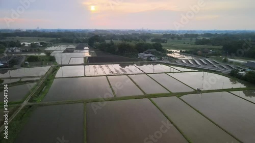 田園風景　ドローン空撮 左へトラックし、左旋回