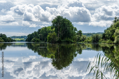 Spiegelnde Wolken auf der ruhigen Donau photo