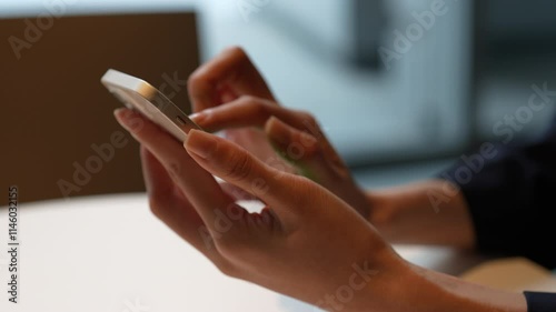 スマホを操作する女性の手元（Woman's hand operating a smartphone）