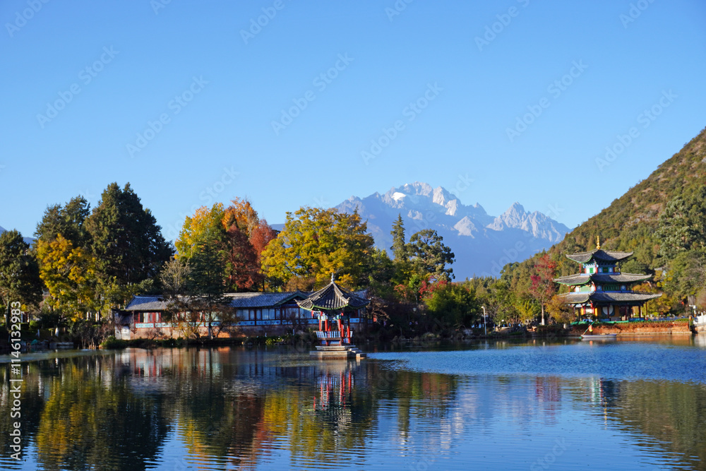 Naklejka premium Black dragon pool in Lijiang Ancient Town with best views of Jade Dragon Snow Mountain. Famous travelling destination in Yunnan province, China
