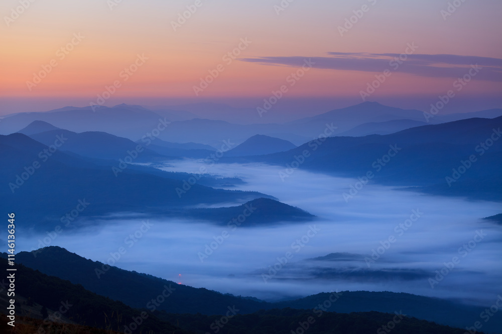 Obraz premium fog in the mountain valley