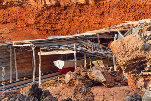 Formentera, playa Cala Saona, islas Baleares, embarcadero en sus acantilados