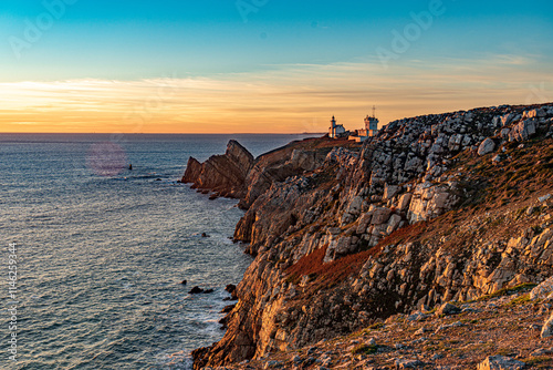Sonnenuntergang an den Klippen der Pointe Toulinguet mit dem Leuchtturm Toulinguet; F, Bretagne, Finistère, Halbinsel Crozon