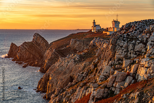 Blick auf die Felsen und Klippen der Pointe Toulinguet mit dem Leuchtturm Toulinguet; F, Bretagne, Finistère, Halbinsel Crozon photo