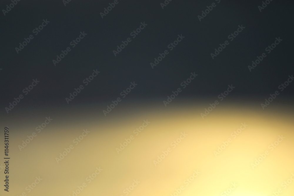 Naklejka premium 夕日に照らされた海の輝きと暗い空をぼかした背景素材