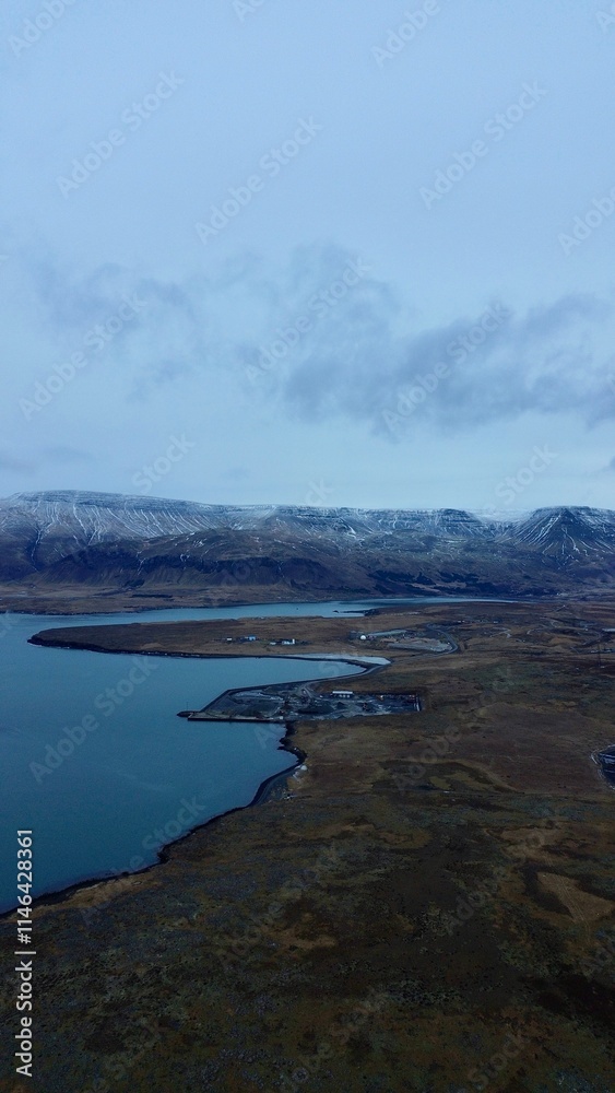 Fototapeta premium sea next to the mountains