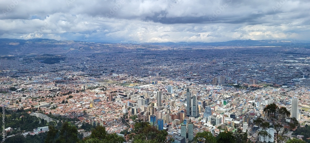 Obraz premium A panoramic view of Bogotá, Colombia, showcasing the sprawling cityscape with its mix of modern skyscrapers and historic architecture.