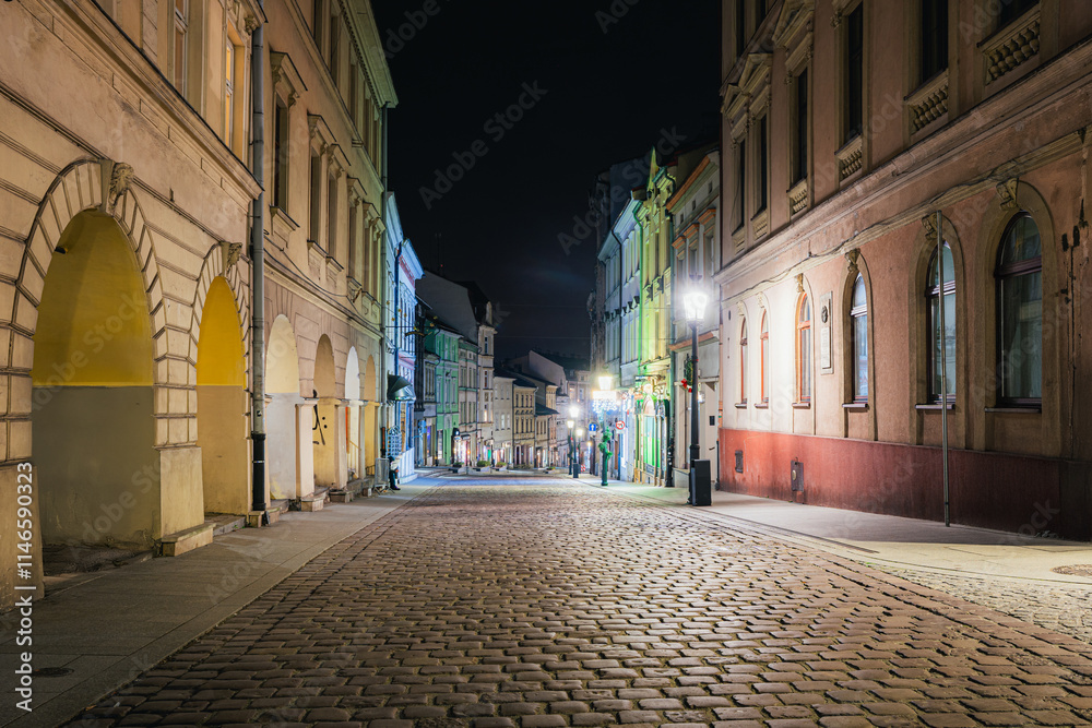 Stare miasto w Cieszynie na Śląsku w Polsce, nocą w okresie Świąt Bożego Narodzenia