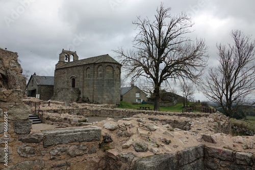 Site médiéval d'Apcher à Prunières en France photo