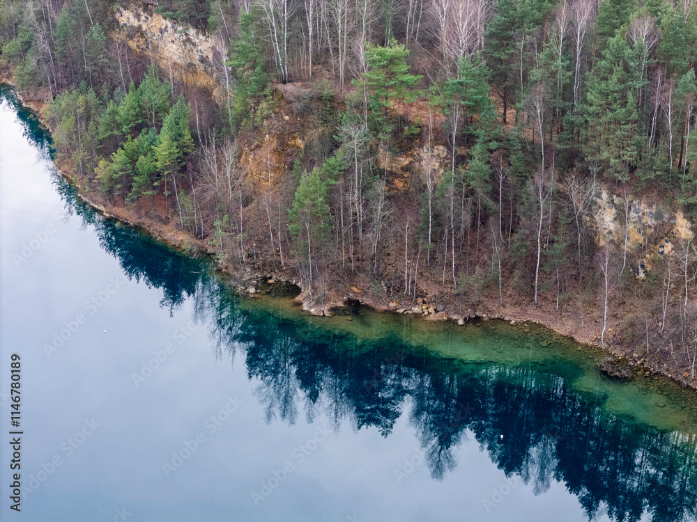 Fototapeta premium Jaworzno, Polska, krajobraz atrakcyjnych okolic miasta z pięknymi lasami i krystalicznie czystymi jeziorami