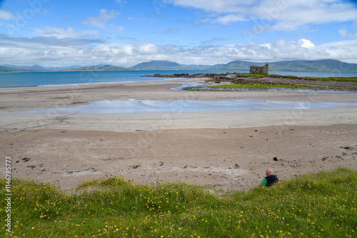 Strand mit Ballinskelligs Castle in Irland photo