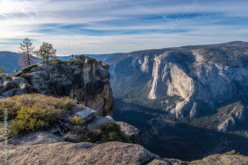 Obraz na płótnie Hiking Taft Point with a view of Half Dome w salonie