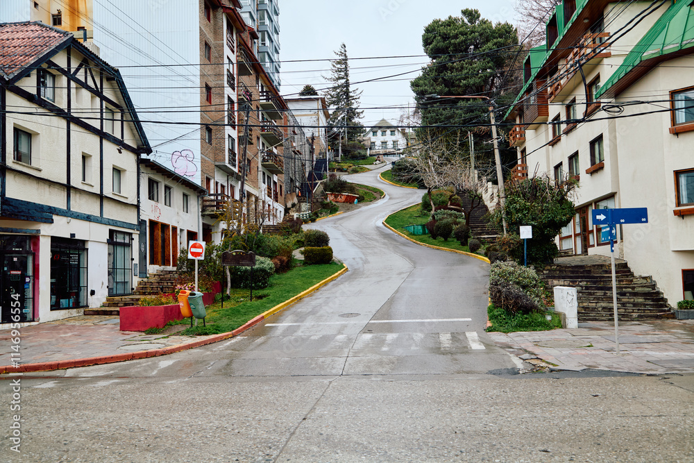 Obraz premium Road zigzagging up between buildings