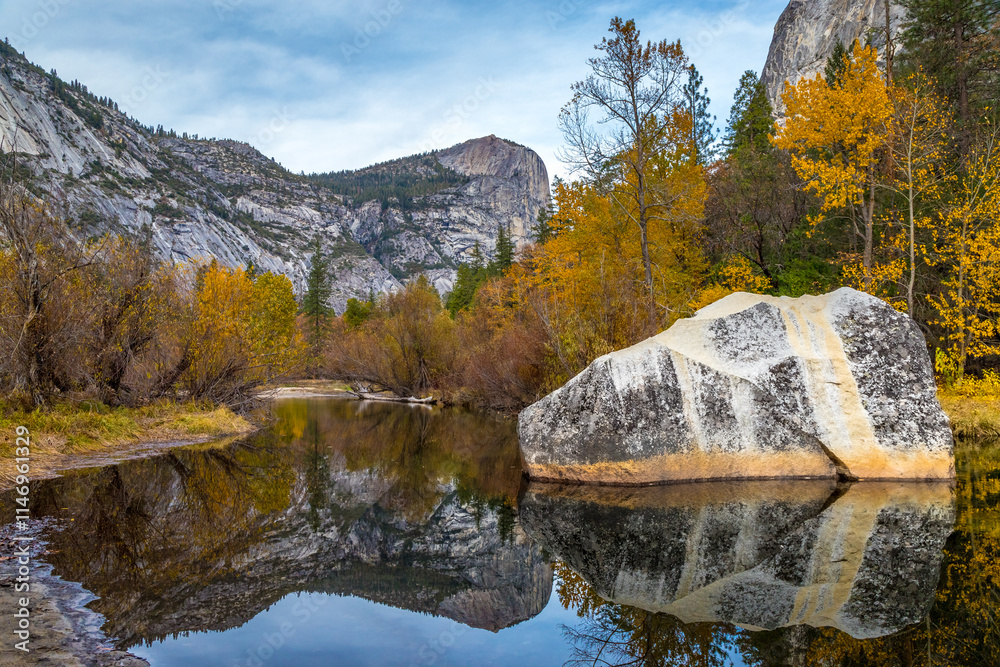 Fall colors at Mirror Lake Trail