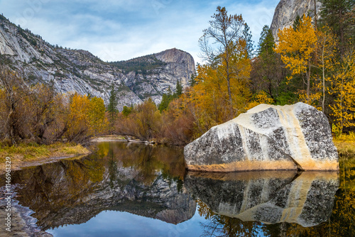 Obraz na płótnie Fall colors at Mirror Lake Trail w salonie
