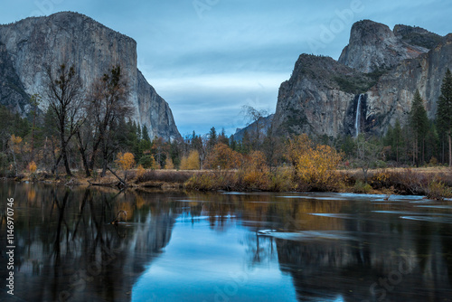 Obraz na płótnie Majestic sunset at Yosemite Valley View in autumn w salonie