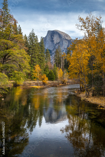 Obraz na płótnie Half Dome glows in Yosemite's autumn w salonie