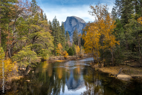 Obraz na płótnie Autumn view of Half Dome, Yosemite w salonie