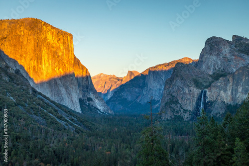 Obraz na płótnie Yosemite sunset with Half Dome and El Capitan w salonie